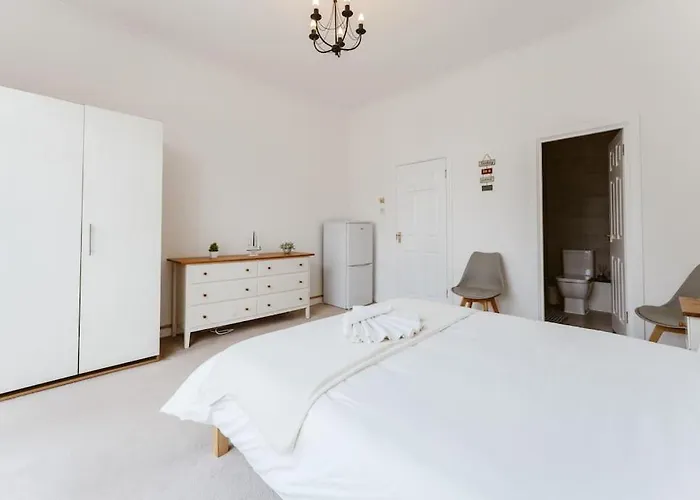 Spacious Ensuite Room Near Top Tourist Attractions